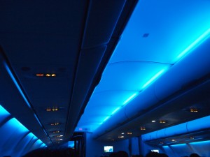 時間帯によって色が変わる機内。