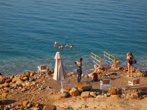 死海でぷかぷか