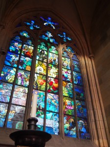 ここの見どころは、ミュシャのステンドグラス。ほかのとは別格の意匠。