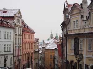 坂道には土産物屋が密集。清水坂的な？