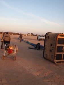 熱気球準備中。