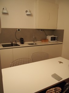 アパートメントのダイニングキッチン