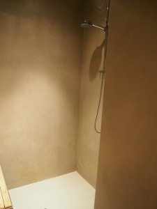 コンクリート打ちっぱなしでオシャレな雰囲気。写ってないけどベンチまで置いてあった。