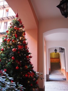 中廊下にはちゃんとクリスマスツリーが。