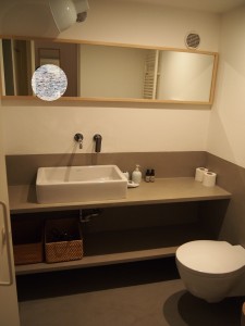 洗面台も広々。鏡にヘンな人が写っていたので消してあります。