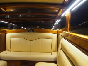 水上タクシーの内部