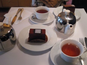 パリではこんなものばっかり食べるから肌が荒れる。