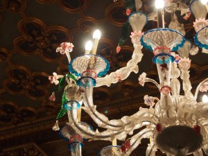 シャンデリアはヴェネツィアングラスなのかしら。カワイイ。