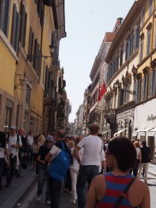 コンドッティ通りはいつも人がいっぱい。