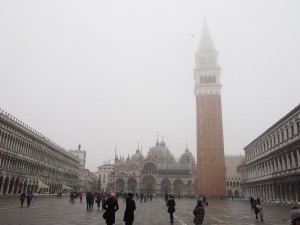 塔のてっぺんが見えない…。