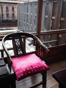 古民家と中華風椅子