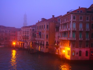 夕方のリアルト橋から。夜も灯りはこんなもんだったので、かなり暗め。