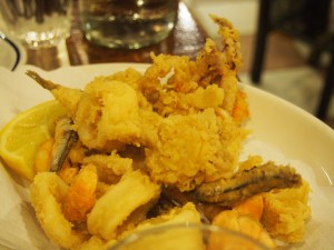 魚介のフリット。エビ・イカ・イワシなど。これも旨い。