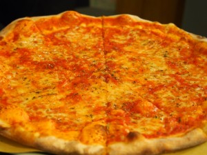 礼拝堂の近くのピザ屋で昼ごはん。イタリアはどんな街でもゴハンが美味しいのがありがたい。