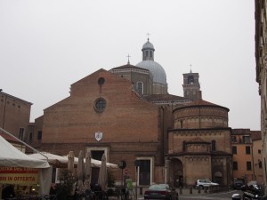 サンタントーニオ大聖堂。パドヴァも霧っぽくて、暗い写真ばかり。