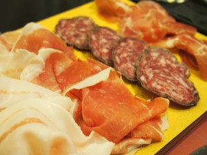 生ハムやサラミの盛り合わせ。