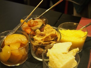 ハムと一緒に出てきたチーズや豚耳の唐揚げ? やリンゴを辛く煮たのなど。