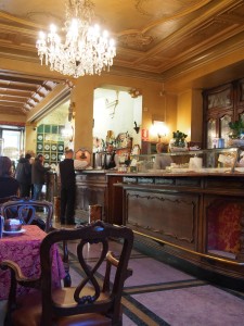 ちゃんと表紙の真似してカウンターでも撮りましたよ。犬は遭遇できず、残念。