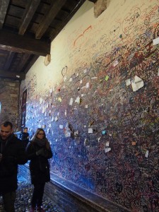 家に通じる通路は落書きで真っ黒。