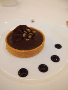 こちらはミラノのペックで食べたケーキ。食後のコーヒーにチョコが付いたらどうしよう…と思っていたら、冬だったのでパネトーネが出されてチョコ被りは回避。