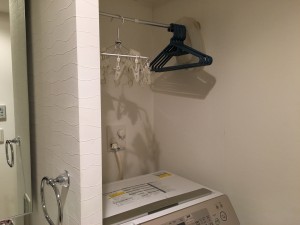 洗濯機の上の突っ張り棒