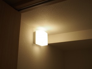 物入のブラケットライト