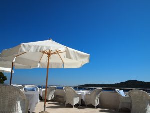 テラスでぼーっとするだけでも癒される。青い空と海は偉大だ。