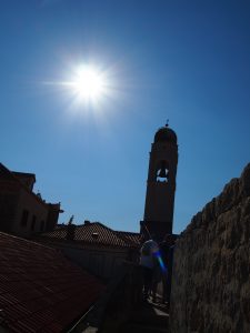 西日が容赦なさ過ぎる。