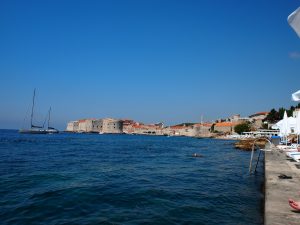 ビーチから見える旧市街。午前中は日が当たってキレイ。