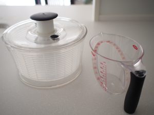 サラダスピナーと計量カップ