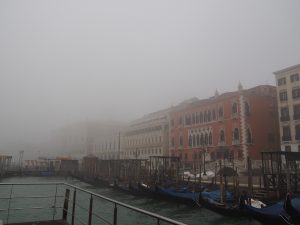 ピンク色の建物がダニエリ